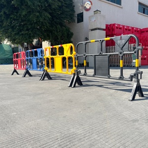 Barrière de circulation en plastique rouge avec panneau d'interdiction d'accès, barricade temporaire en HDPE pour le contrôle des foules, la sécurité routière et la construction - Product Image 4