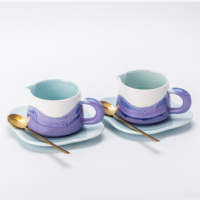Ensemble tasse et soucoupe à café en porcelaine color block avec cuillère dorée, motif vague texturé, design personnalisable et écologique