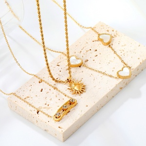 Collar con Colgante de Corazón y Cristal de Diamante, Estilo Moderno, Acero Inoxidable, Chapado en Oro de 18K, Antideslustre, para Mujer - Product Image 1