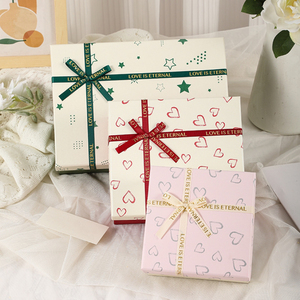Vente en gros Boîtes de présentation pour cadeaux Boîtes cadeaux en papier multicolores avec logo personnalisé Emballage de bijoux - Product Image 4