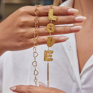 สร้อยข้อมือรูปจดหมายรัก ชุบทอง สแตนเลสสตีล เครื่องประดับผู้หญิง ของขวัญแฟชั่น สร้อยข้อมือแบบโซ่ - Product Image 3