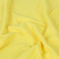 Glazenreiniging met effenkleurige glaspoetsdoek van 3M microvezel parelstaat