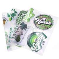 Transferts thermiques en PVC, caoutchouc, silicone et DTF pour t-shirts, vêtements, sacs et chapeaux, avec logo 3D personnalisé et impression sérigraphique.
