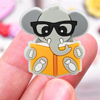 Accessoires de décoration pour chaussures en caoutchouc souple PVC, motifs animaux de dessin animé (Lunettes, Livre, Panda, Koala, Renard), clips et breloques DIY pour la lecture