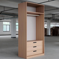 Système de porte à charnières pour dressing en L sur mesure de luxe, idéal pour les architectes, pour projet de suite principale de villa