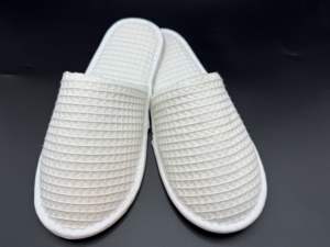 Pantuflas Desechables Biodegradables Ecológicas Nuevas de 2026, de Algodón Blanco con Diseño de Gofre, con Logotipo Personalizado, Punta Cerrada, Suaves y Cómodas para Uso en Hoteles - Product Image 3