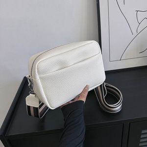 Sac à main pour femme de petite taille à plis tendance avec une bandoulière personnalisée en perles, fermeture à glissière, couleur unie, sac carré en cuir PU - Product Image 4