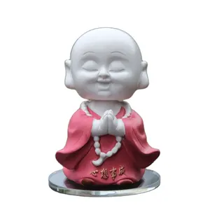 Statue <span class=keywords><strong>de</strong></span> dessin animé en résine personnalisée décoration <span class=keywords><strong>de</strong></span> voiture peinture créative secouant la tête petit <span class=keywords><strong>moine</strong></span> décoration figurines <span class=keywords><strong>de</strong></span> personnage <span class=keywords><strong>de</strong></span> dessin animé - Product Image 1