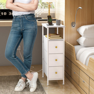 Mesa Auxiliar Estrecha de Madera con Estación de Carga, Mesa de Noche Convertible con 3 Cajones de Tela, Mesa de Noche de Madera Maciza para Dormitorio - Product Image 6