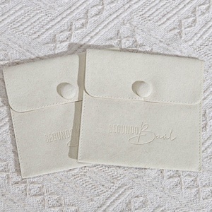 حقيبة مجوهرات من الألياف الدقيقة مطبوعة بشعار مخصص للقلادات والأقراط، حقيبة هدايا فاخرة صغيرة من الجلد المدبوغ لتخزين الخواتم - Product Image 4