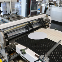 Machine de production entièrement automatique pour le façonnage des bords de plateaux à gâteaux, de tampons, de tapis circulaires et de bords carrés ou ronds