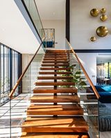 Poutre d'escalier flottante en acier galvanisé haute résistance pour usage intérieur moderne en hôtel, compatible avec des marches en béton/bois/marbre, conception libre