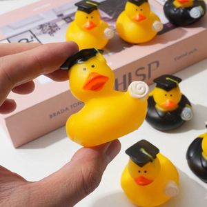 Nuevo Patito Amarillo de Juguete para Baño, Lindo Patito Médico Flotante que Chirría, Juguete para Niños, Gran Venta - Product Image 6