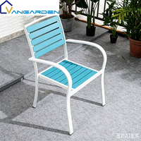 Ensemble de table et chaises de salle à manger d'extérieur en plastique et bois, style minimaliste moderne, empilable, résistant à l'eau, cadre en aluminium résistant à la rouille, hôtel, jardin