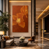 Peinture à l'huile de close-up d'orchidée, pétales de terre cuite et de sienne brûlée, fond crème labellum à effet flou, art sur toile peint à la main