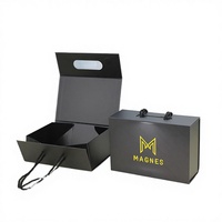 Boîte cadeau pliante en papier couché noir mat de luxe avec estampage or, logo personnalisé, doublure en éponge, recyclée, avec pelliculage brillant