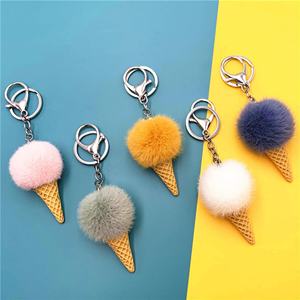 Porte-clés promotionnel personnalisé en fausse fourrure, boule de glace mignonne, pendentif de sac en peluche Kawaii en forme de cône de glace - Product Image 1