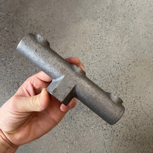 Soporte de cruzeta de hierro fundido de seis vías con roscas de 20 mm para piezas de compresores de aire accionados por correa - Product Image 1