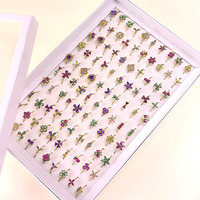 Boîte de 100 bagues pour femmes en acier inoxydable plaqué or, tendance, avec motif papillon et taille ajustable
