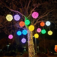 Globe de rotin LED de 20cm et 30cm, boule de lanterne d'arbre de Noël suspendue IP44 pour la décoration de paysage de rue et de jardin de mariage