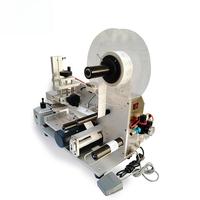 Machine d'application d'étiquettes semi-automatique de haute précision pour sachets Doypack et surfaces planes supérieures de bouteilles de boissons