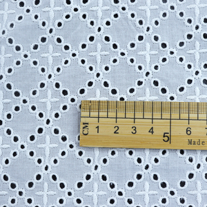 100% algodón blanco cuadrado y patrón de estrella bordado punzón-agujero detalle texturizado vestido de novia para boda lujo decoración del hogar encaje - Product Image 2