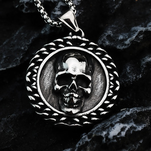 Yunnique – collier avec pendentif tête de mort en acier inoxydable pour hommes, design géométrique rond, style punk, bijoux à la mode - Product Image 2