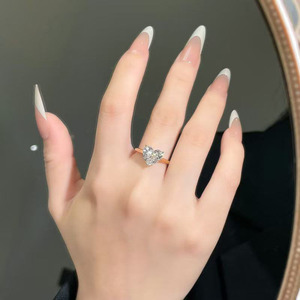 Anelli di Fidanzamento Minimalisti con Diamante Sintetico Taglio Cuore a 3 Punte in Oro Giallo 18K, Gioielli Raffinati per Donne - Product Image 5