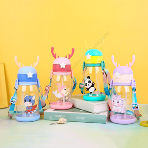 Bouteille d'eau portable en plastique de grande capacité (600 ml, 700 ml) pour enfants, avec sangle, mignonne, pour sublimation – Vente en gros à chaud - Product Image 1