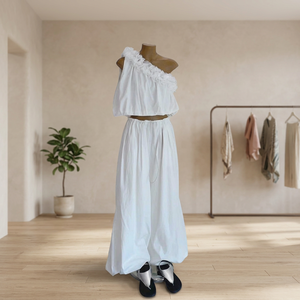 Pull asymétrique en tricot blanc uni à volants et épaule dénudée pour femme, style décontracté, idéal pour l'automne, fabriqué au Vietnam, pour usage domestique - Product Image 2