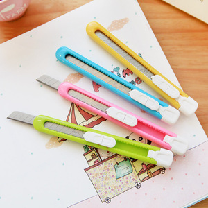 Deli Small Utility Knife 9mm Stainless Steel Blade Colored Plastic Handle Craft Paper Cutter Unpacking Tool - Product Image 2