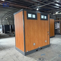 Cabine de toilettes mobile double modulaire portable VIP préfabriquée avec urinoirs, lavabo, fenêtres et douchette bidet