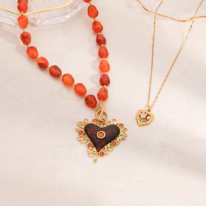 Collar geométrico de resina con cuentas en forma de corazón, chapado en oro de 18k, engaste de bisel, joyería de moda para otoño/invierno, cadena para clavícula, origen Yiwu - Product Image 4