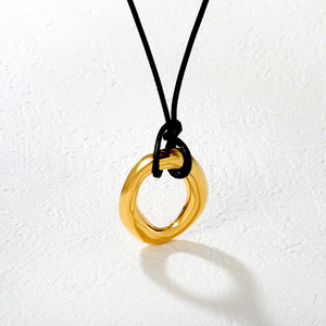 Collar con colgante ovalado retro de estilo europeo americano, cadena ajustable de acero inoxidable para mujer - Product Image 4