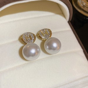 Boucles d'oreilles clous en perles et lettres style diamant français, tendance, personnalité, luxe léger, tempérament, vente en gros pour <span class=keywords><strong>femme</strong></span> - Product Image 2