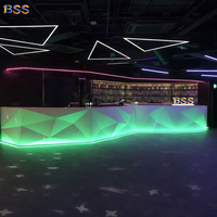 Bar incurvé pour lounge à chicha, comptoir de bar géométrique en surface solide Hanex avec éclairage LED pour restaurant, boîte de nuit, yacht de luxe