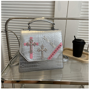 Street Style Y2K Mujer <span class=keywords><strong>Cocodrilo</strong></span> PU Cuero Hombro Messenger Bag Sweet Girl Rivet Punk Cross Mochila negra - Product Image 4