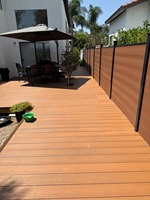 Planche de terrasse en WPC anti-corrosion, composite bois-plastique écologique pour l'extérieur, idéale pour les piscines.