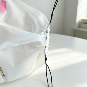 Sac en plastique PE mat avec cordon de serrage pour l'emballage des vêtements, logo personnalisé imprimé, cordon noir - Product Image 2