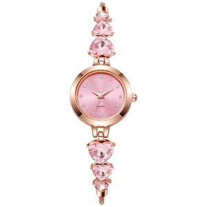 Élégante montre-bracelet en forme de cœur avec pierres précieuses noires pour femme, montre à quartz en or rose avec cadran en cristal - Product Image 3
