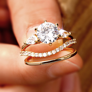 Anello di Diamanti T0416 in Oro Massiccio 18K con Diamante Naturale Taglio Brillante Rotondo e Pietre Laterali a Goccia, Gioiello da Donna per Fidanzamento - Product Image 2