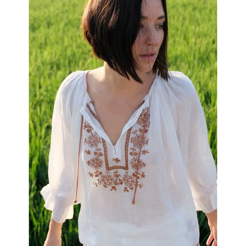 호주 틈새 2023 여름 새로운 흰색 수제 자수 인쇄 느슨한 넥타이 업 인형 셔츠 린넨 최고 여성 OEM