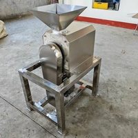 Machine industrielle automatique d'extraction de pulpe de fruits avec fonctions de décorticage et de dénoyautage pour la production de pulpe de fruits