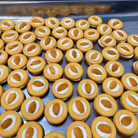 Heetverkopende traditionele Chinese snacks in zakverpakking: amandel-chocolade room gebakken noten knapperige biscuitkoekjes in familieverpakking