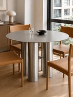 Table à manger minimaliste de style italien en acier inoxydable résistant aux rayures, personnalisable, avec pieds à trois colonnes, inspirée des designers