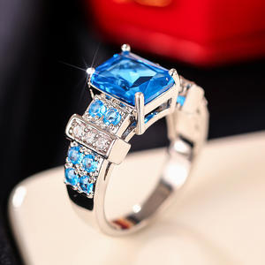 Anillo de cóctel A001 para mujer, anillo de compromiso con zafiro creado en laboratorio, corte esmeralda, engaste de garras, diseño geométrico, a la moda - Product Image 6