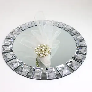 طبق زجاجي دائري أنيق حديث مزخرف بحافة مرآة فضية اللون مناسب لحفلات عشاء الزفاف في الفنادق