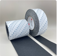 Bandes et rubans adhésifs antidérapants en acrylique simple face 310 avec surface en caoutchouc noir pour marches d'escalier