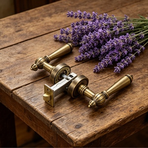 Maniglia Classica Vintage in Ottone Massiccio per Porta Interna con Leva Scanalata e Serratura a Mortasa con Chiave - Ferramenta di Alta Gamma per Progetti - Product Image 1