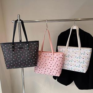 Bolso tote personalizado de piel sintética con estampado floral, ecológico, impermeable, con asa superior, tipo bandolera, con cremallera y diseño de cereza. - Product Image 6